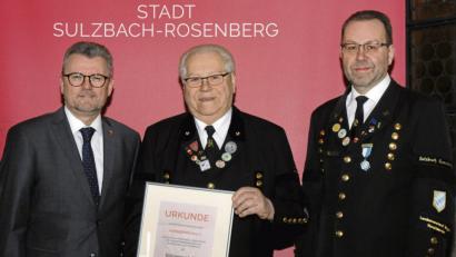 Bild: Stephan Huber
Bürgermeister Michael Göth ehrte bei der Sondersitzung im Namen des Stadtrates Erwin Kraus mit der Bürgermedaille 2018. Rechts Laudator Armin Kraus.