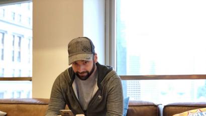 Bild: Räß/exb
Als Daten-Analyst ist das Handy eher ein Spielzeug für Matthias Räß. Auch der Doktortitel in Philosophie lässt nicht unbedingt auf seinen jetzigen Job im Big Apple am Broadway schließen.