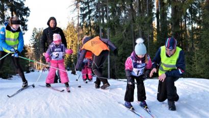 Bild: chl
Auch Bergabfahren will gelernt sein. Viele der aktiven Sportler des SCMK unterstützen an diesem Schnuppertag ihre Übungsleiter und traten als Co-Trainer in Erscheinung