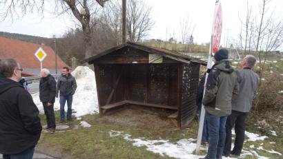 Bild: hm
Dass das Buswartehäuschen in Gnötzendorf reparaturbedürftig ist, erkannten die Ausschussmitglieder. Der Bauhof wurde mit den Ausbesserungsarbeiten beauftragt.