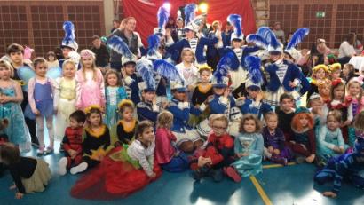 Bild: Theresa Ehbauer
Mit den Gardemädels der Narrhalla Haselmühl hatten die kleinen Maschkerer beim inklusiven Kleinkinderfasching viel Spaß.