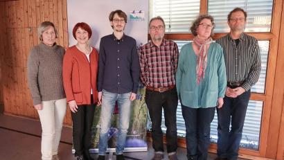 Bild: bsc
Beim runden Tisch informierten über das FFH-Gebiet „Grenzbach und Heinbach im Steinwald“ (von links) Helga Veron, Koordinatorin von Natura 2000, Christine Raab und Tobias Maul von der Höheren Naturschutzbehörde in Regensburg, Robert Mertl sowie Christine Schmidt und Robert Vandré vom Büro Schmidt & Partner.