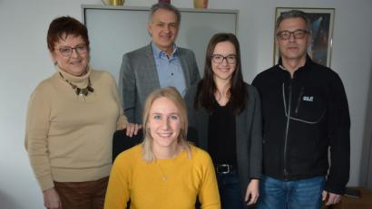 Bild: jr
Franziska Sommer (vorne) ist ab 1. April Ansprechpartnerin in allen Fragen in Rentenangelegenheiten. Untergebracht ist sie im Erdgeschoss des Rathauses. Mit dabei sind (von links) Rentenexpertin Brigitte Scharf, Bürgermeister Roland Grillmeier, Sachbearbeiterin Luisa Kamm und Geschäftsstellenleiter Klaus Schüssler.