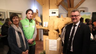 Bild: cog
Am Eingang zur Sonderausstellung empfängt eine Holzskulptur die Besucher. Der Biberbeauftragte Horst Schwemmer (Mitte) erläuterte sie Museumsleiterin Edith Zimmermann (links) und Bürgermeister Michael Göth (rechts): "Der Mensch sitzt dem Biber im Genick, aber wenn er kommt, hat er ganz verschiedene Tiere im Schlepp."