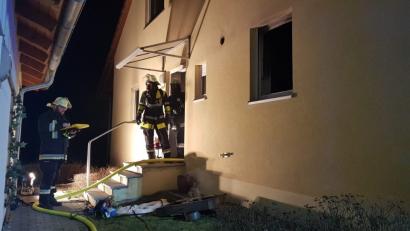 Bild: rw
Ein Topf auf dem Herd löste das Feuer in einer Doppelhaushälfte in Erbendorf aus. Es entstand ein Sachschaden in Höhe von rund 70.000 Euro. Die Bewohnerin und ihre zwei Kinder konnten sich noch rechtzeitig aus dem Haus entfernen - dank eines Rauchmelders.