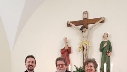 Bild: wku
Pfarrer Stefan Fischer (links) dankte Ulrich Gerlach für dessen Engagement in der evangelischen Kirchengemeinde. Evelin Gerlach bekam einen Blumenstrauß.