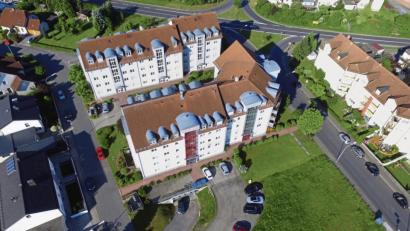 Bild: Michael Ascherl Michael Ascherl
Schon vor Jahrzehnten hat die Universalbau die beiden große Gebäudekomplexe in unmittelbarer Nachbarschaft erstellt. Nur werden die Zwillinge zu Drillingen: 30 Mietwohnungen errichtet die „Nova Sedes“ ab Frühjahr auf dem freien Areal zwischen Grillparzer- (rechts) und Meiserstraße
(links).