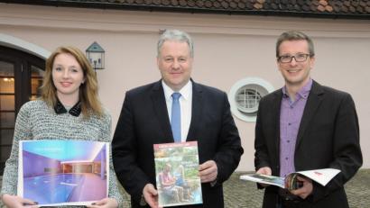 Bild: Christine Hollederer
Ein Magazin, „das hochwertige, optisch ansprechende Bilder mit essenziellen Informationen für die Gäste kombiniert“: Damit wollen (von links) Regina Wolfohr, Landrat Richard Reisinger und Tourismusreferent Hubert Zaremba Lust auf Urlaub im Amberg-Sulzbacher Land machen.