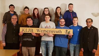 Bild: enz
Neuwahlen gab es bei der Landjugend Wernersreuth. Im Bild (vorne, von links) Bürgermeister Klaus Meyer, Fabian Meyer, Florian Berling, Michael Meyer, Lukas Altnöder und Pfarrer George Parankimalil sowie (hinten, von links) Vorsitzender Thomas Meyer, Sophia Freundl, Theresa Fröhlich, Fabiola Rosner, Vorsitzende Louisa Rosner und Tobias Altnöder.