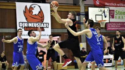 Bild: Büttner, Gerhard
Einfach überragend: Jonas Meißner (am Ball) ist von der Würzburger Defensive nicht zu halten.