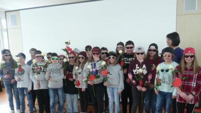 Bild: amö
Mit verschiedenen Darbietungen verabschiedeten die Grundschüler Fachoberlehrerin Maria Braun (hinten, rechts) in den Ruhestand. Die vierte Klasse (Foto) brachte einen fetzigen Rap dar.