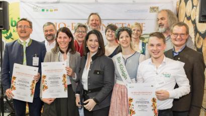 Bild: exb
Ein Gemeinschaftsfoto aller Preisträger mit der Ministerin (m.) und LVÖ-Vorsitzendem Hubert Heigl (r.)