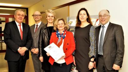 Bild: arw
Mit Wirkung zum 1. März wird Margit Walter (Dritte von rechts) zur Schulrätin ernannt. Die Urkunde überreicht Bereichsleiter Thomas Unger (Zweiter von links) von der Regierung der Oberpfalz. Zu den Gratulanten zählen stellvertretender Landrat Albert Nickl, die beiden Schuldirektorinnen Elisabeth Junkawitsch, Christine Söllner und OB Kurt Seggewiß (von rechts).