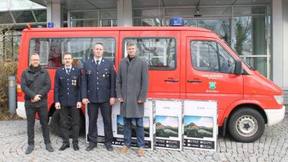 Bild: u
Zum Tag des Notrufs stattet die Firma Conrad Electronic die Hirschauer Feurwehr mit drei Einsatzmonitoren aus (von links): Johannes Jungkunst und Manfred Mutzbauer (beide Conrad Electronic), Kommandant Sebastian Jasinsky und Stefan Fuchs (Conrad Electronic).