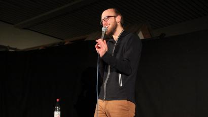 Bild: prh
Mit einer feinen Mischung Poetry-Slam mit wortgewaltigen und ausdrucksstark vorgetragenen Texten und Kabarett mit intelligentem, feinsinnigen Humor überzeugt Alex Burkhard auf der Kleinkunstbühne der Futura.