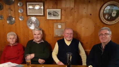 Bild: gth
Zeitzeugen Traudl und Adolf Hösl, Ferdl Neumüller und Thomas Graml, der 1. Vorsitzender D´Racheringer Panduren.