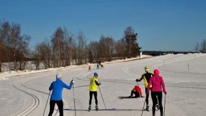 Bild: exb/Siegfried Filipp
Bestens präparierte Loipen, blauer Himmel, Sonnenschein: Ein besonderes Wintersporterlebnis war am Wochenende im Nordic-Sport-Zentrum Schönsee-Rosenhof möglich. Trotz Besucherandrang verteilten sich klassische Langläufer und Skater schnell in der Spur.