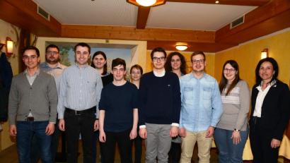 Bild: bey
JU-Kreisvorsitzender Benedikt Grimm (links) und Bürgermeisterin sowie CSU-Ortsvorsitzende Tanja Schiffmann (rechts) nehmen den wieder gewählten Vorstand des JU-Ortsverbands Parkstein mit Vorsitzendem Michael Gleißner, zweitem Vorsitzenden Stefan Bodenmeier, Erik Schiffmann und Lukas Emmerich sowie Schriftführerin Rebecca Simmerl (von links) in die Mitte, hintere Reihe von links Schatzmeister Phillip Konz, Melanie Steiner, Helene Schiffmann und Franziska Birkner (Beisitzer).