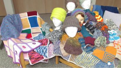 Bild: is
Viele verschiedene Strickerzeugnisse gibt es im Altenheim zu bewundern.