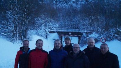 Bild: wos
Über den aktuellen Sachstand des geplanten Brückenausbaus seitens des Landkreises Amberg-Sulzbach informierten sich die SPD-Gemeinderäte Markus Zagel (links) und Roger Hoffmann (dritter von links) bei den Kreisräten Richard Gassner, Michael Rischke, Winfried Franz, Reinhold Strobl und Achim Bender (von links)