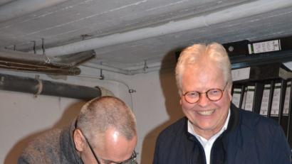 Bild: ck
Werner Striegl (links) von Oberpfalz-Medien zeigt Joseph Nietfeld, Leiter des Historia-Verlags in Freiburg, einen Band aus dem NT-Archiv in der Vohenstraußer Geschäftsstelle.