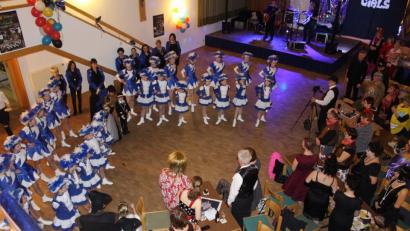 Bild: u
Nach dem Einzug der Kinder- (vordere Reihe) und der Jugendgarde (hintere Reihe) heißen Prinz Felix I. und Prinzessin Eva I. die Ballbesucher im Josefshaus willkommen.