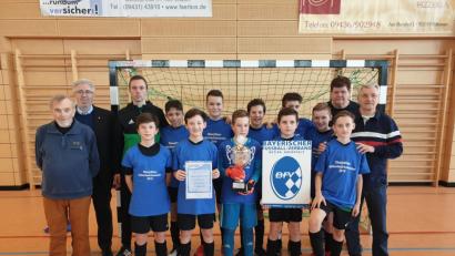 Bild: exb
Die D-Junioren des FC Weiden-Ost haben die Futsal-Bezirksmeisterschaft für sich entschieden. Die Mannschaft von Trainer Fabian Frey (Dritter von links) nimmt nun an der Bayerischen Meisterschaft am kommenden Samstag in Bad Neustadt/Saale teil.