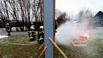 Bild: Alexander Unger
Die Feuerwehr Teunz hat einen "Fog-Nail" im Einsatz. Damit können Brände "durch die Wand" gelöscht werden.