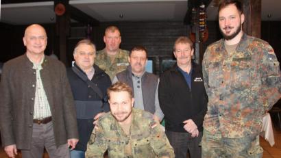 Bild: dl
Major Matthias Voß (vorne), trägt sich zum Abschied ins Gästebuch der Gemeinde Thanstein ein. Dabei sehen ihm (von links) Bürgermeister Walter Schauer, Hans Krämer, Oberstabsfeldwebel Christian Jagode, Ulrich Knoch, Hans Held und sein Nachfolger, Oberleutnant Philip Konieczny, zu.