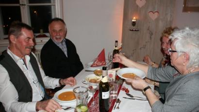 Bild: wro
Gerne ließ man sich von der Kolpingsfamilie mit einem guten Essen und einem ebenso guten Tropfen verwöhnen.