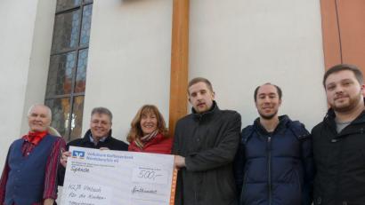 Bild: do
Unser Bild zeigt bei der Übergabe des symbolischen Spendenschecks (von links) Kirchenpfleger Robert Biersack, Pater Adrian Kugler, Pfarrgemeinderatssprecherin Gertraud Hofmann sowie Lukas Groher, Marius Meier und Fabian Reiß von der Landjugend.