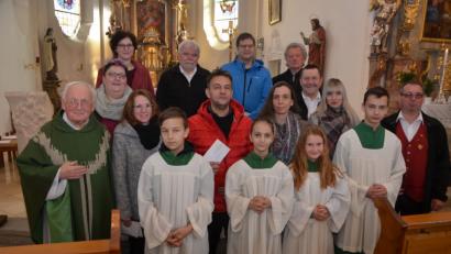 Bild: dob
Nicht nur die Ministranten- und Jugendgruppen sondern auch der Kinderchor durfte sich über Spenden aus dem Konzert zum Jahreswechsel freuen. Für Pfarrer Gerhard Schmidt war deshalb an diesem Tag Weihnachten und Ostern zusammen.
