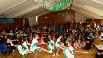 Bild: bey
Die Kinder sind ganz begeistert vom Auftritt der Hammerleser Garden.