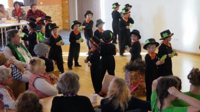 Bild: weu
„Ovi Helau“ hieß es beim Seniorennachmittag der AWO im Mehrgenerationenhaus, als die jungen Damen ihre Showtänze und Gardemärsche präsentierten. Die Bambinigarde hatte als „Schornsteinfeger“ die Sympathien auf ihrer Seite.