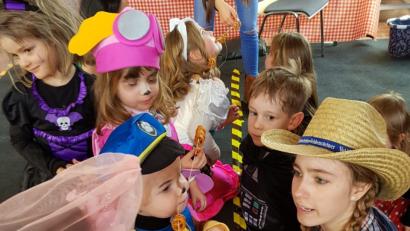 Bild: hai
Was darf bei keinem Kinderfasching fehlen? Natürlich das Brezlnschnappen. Da machen auch der Polizist, die Prinzessin und Darth Vader gerne mit.