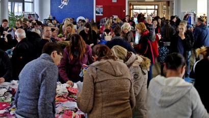 Bild: zer
Blick in die Aula mit den vielen Menschen, die sich beim Second-Hand-Verkauf auch eindecken konnten.