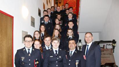 Bild: jma
Die Führungsspitze der Manteler Jugendfeuerwehr mit (von links) Tobias Theobald, Magdalena Peyerl, Siegfried Janner und Bürgermeister Richard Kammerer.