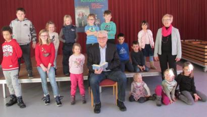 Bild: mez
Zweiter Bürgermeister Josef Hecht hält die erste Vorlesestunde im SOS-Kinderdorf für Grund- und Vorschulkinder.