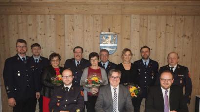 Bild: gz
Landrat Andreas Meier verleiht im Beisein von Bürgermeister Reiner Gäbl und Kreisbrandrat Marco Saller (vorne, von rechts) das Feuerwehrehrenabzeichen in Gold und Silber an Markus Lehner (hinten, Zweiter von rechts), Thomas Kleber (stehend, Vierter von links) und Kommandant Josef Kleber (stehend, Sechster von links).