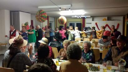 Bild: fz
Stimmung beim Seniorenfasching und Polonaise durch den Saal.