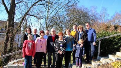 Bild: jma
An seinem 80. Geburtstag freute sich Helmut Gurrath, in der Mitte mit Ehefrau Anna, über viele Glückwünsche von Angehörigen und Freunden. Auch Pfarrerin Helga von Niedner und Stadtrat Eugen Eckert gratulierten.