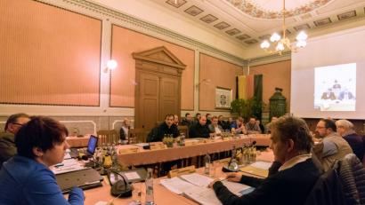 Bild: dtr
Das Thema Volksbegehren und Artenvielfalt entfacht beim Besuch von Anna Toman im Bärnauer Rathaus eine längere Diskussion.