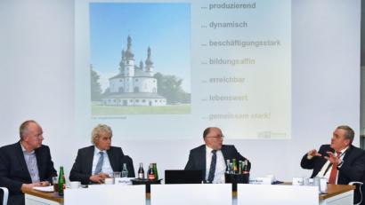 Bild: Hannes
IHK-Gremiumsvorsitzender Bernd Fürbringer, der Tirschenreuther Landrat Wolfgang Lippert, stellvertretender Landrat Albert Nickl für den Landkreis Neustadt/WN und Weidenens Oberbürgermeister Kurt Seggewiß (von links) diskutieren mit Unternehmern über die ökonomischen Stärken und Bedürfnisse der Nordoberpfalz.