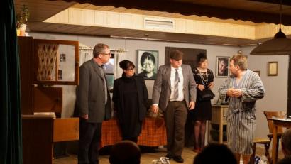 Bild: ksi
Allerhand zu lachen gibt es über die „tolldreisten Brüder“. Die Szene zeigt die Ankunft der geldgierigen Verwandtschaft.