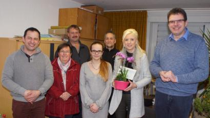 Bild: mmj
Pfarrer Wolfgang Dietz (rechts), Kirchenpfleger Alois Hanauer (links) und Mesnerin Sophia Grau (Zweite von links) dankten bei der Sitzung der Kirchenverwaltung Rosemarie Bindl (Zweite von rechts) für die Tätigkeit als Finanzverwalterin des Kuratbenefiziums. Diese Aufgabe übernimmt nun Lisa Wiezorreck (Mitte). Mit im Bild die weiteren Mitglieder des Gremiums (hinten, von links) Reinhard Wurm und Michael Knott.