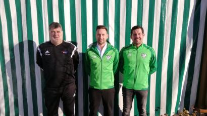 Bild: exb
Die Abteilungsleiter des FC OVI-Teunz Stefan Zimmet (links) und Joachim Baumer (rechts) begrüßen den neuen Spielertrainer Josef Holler.