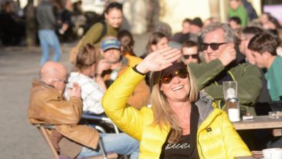 Bild: Gabi Schönberger
Der Frühling steht in den Startlöchern. Bei strahlenden Sonnenschein ist für die Besucher in der Weidener Altstadt endlich wieder Draußen-Sitzen angesagt.