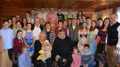 Bild: jr
Josef Weiß (vorne, mit seiner Frau Monika und Pudel "Floh") genoss sichtlich den Rummel um seinen 70. Geburtstag. Gefeiert wurde im Kreis der großen Familie und mit vielen Freunden und Stammgästen. Nicht fehlen durfte Bürgermeister Roland Grillmeier (rechts), der ein Neffe des Jubilars ist.