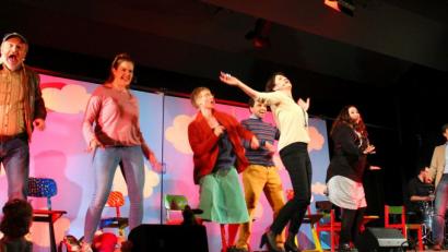 Bild: stg
Fiktiv und noch ganz nah an der Wirklichkeit: Der Elternabend des Landestheaters Oberpfalz überzeugte bei der Premiere in der Neustädter Stadthalle