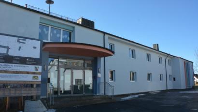 Bild: jr
Auch nach dem Wechsel von Rektorin Monika Kunz in den Ruhestand wird die Grundschule Konnersreuth eigenständig bleiben. Mit dieser Zusicherung entkräftete die Regierung der Oberpfalz entsprechende Befürchtungen in der Marktgemeinde.